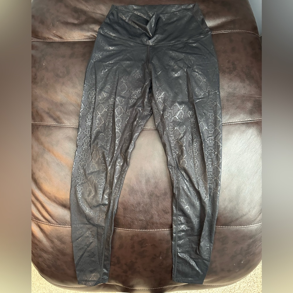 Colorfulkoala Women’s Snakeskin Leggings in Black - M